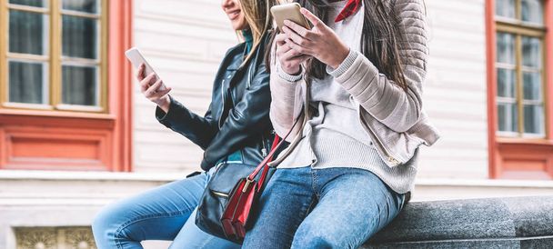 Молоді друзі, використовуючи мобільний телефон на відкритому повітрі - молоді люди залежні від нових технологічних тенденцій додаток для соціальних медіа - Міленіумне покоління, технології та концепція способу життя молоді
 - Фото, зображення