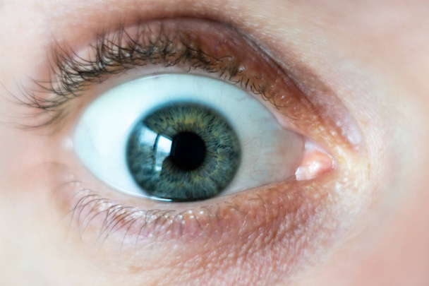 Close-up op mannelijke groene wijd open oog - Foto, afbeelding