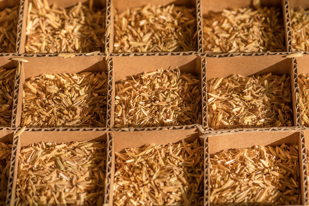 Картонна коробка дурень пшеничної соломи в клітинах
 - Фото, зображення