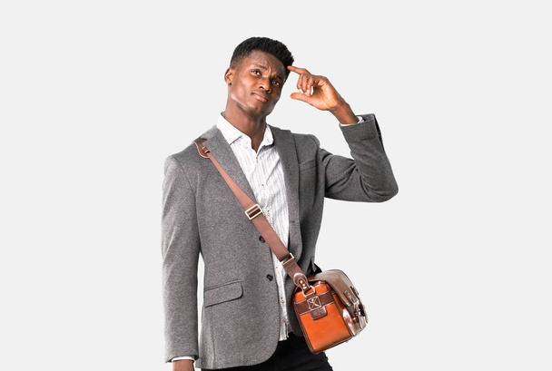 Afro-amerikai üzletember, utazótáska, bőrönd, kétségek és összezavarják arc kifejezés rövid idő karmoló fejem elszigetelt szürke háttér - Fotó, kép