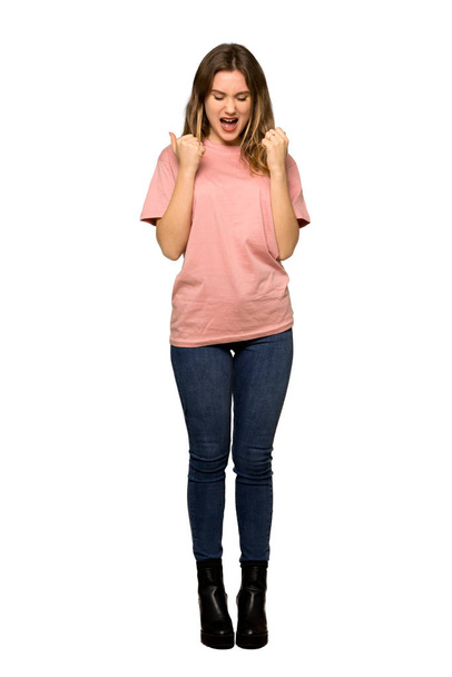 Celovečerní snímek dospívající dívka s růžový svetr frustrovaný tím, že špatné situace a ukazoval na frontu na izolované bílém pozadí - Fotografie, Obrázek