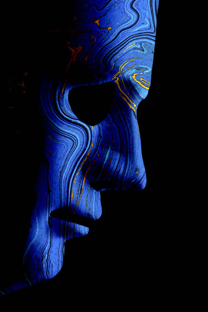 Robot azul rosto máscara vista lateral fechar-se com pele texturizada contornada e olhos em branco. Fundo preto e espaço para texto. Conceito de inteligência artificial em forma humana
 - Foto, Imagem