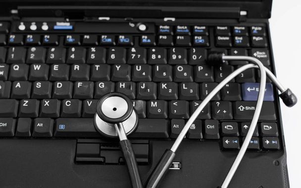 Médecine électronique, stéthoscope sur PC / ordinateur portable / clavier
 - Photo, image
