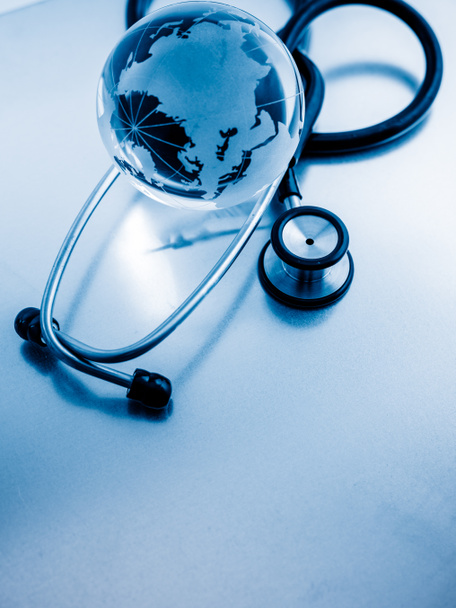 Maailmanlaajuinen terveydenhuolto Globe ja stetoskooppi, studio shot.blue äänisen kuvia. - Valokuva, kuva