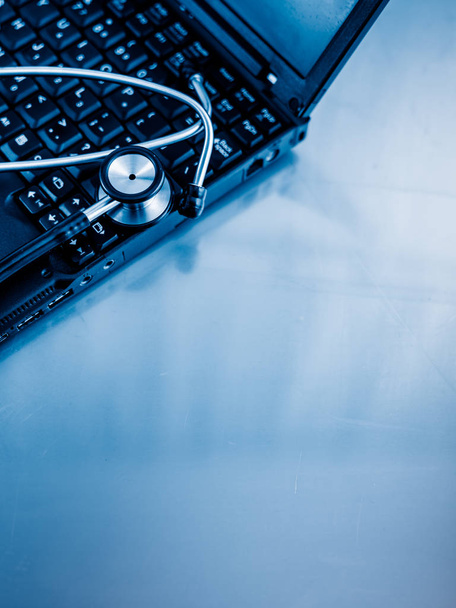 Médico eletrônico, estetoscópio em Laptop imagens tonificadas azuis
. - Foto, Imagem