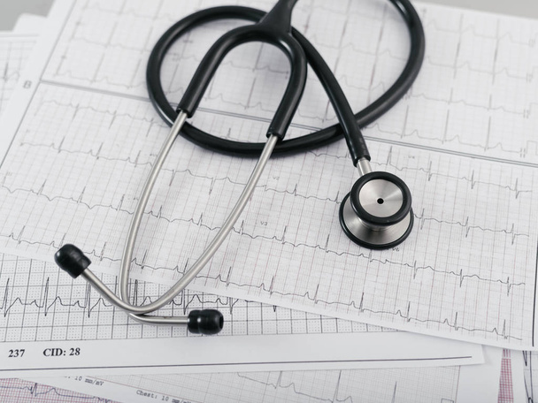 Stethoscoop op cardiogram concept voor hart zorg op het Bureau. - Foto, afbeelding