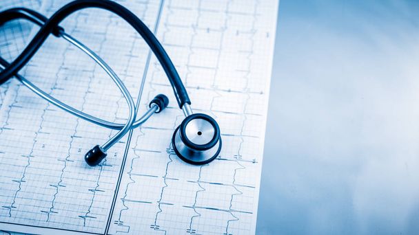 Stetoscopio sul concetto di cardiogramma per la cura del cuore sulla scrivania
. - Foto, immagini