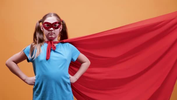 CINEMAGRAPH - Niña vestida de superhéroe con la capa soplada por el viento
 - Metraje, vídeo