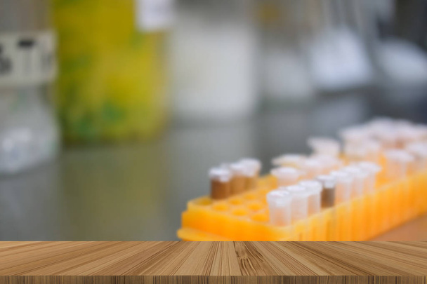 Δείγμα DNA Pcr σωλήνα microplate στο εργαστήριο με ξύλινο τραπέζι για εμφάνιση προϊόντος - Φωτογραφία, εικόνα