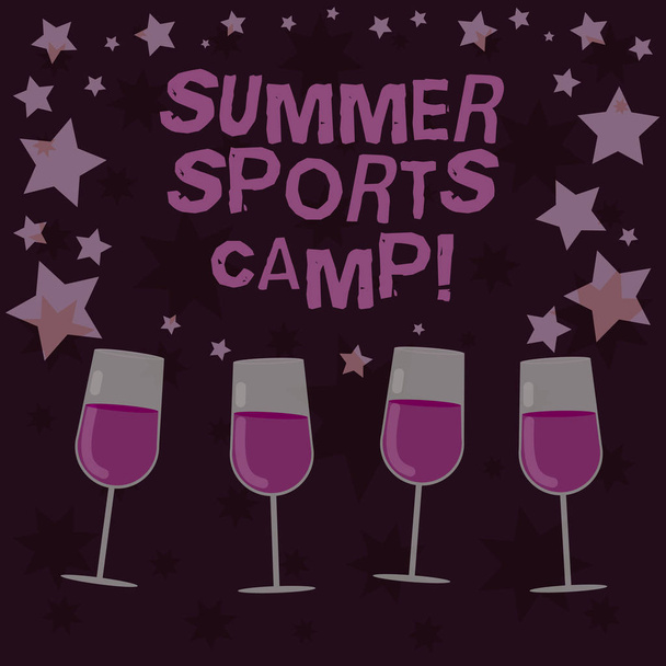 Käsiala teksti Summer Sports Camp. Käsitteellä tarkoitetaan tilojen tarjoamista nukkumiseen syömiseen ja käsityöhön Täytetyt cocktail-viinilasit, joissa on hajallaan olevat tähdet Confetti Stemwarena
. - Valokuva, kuva