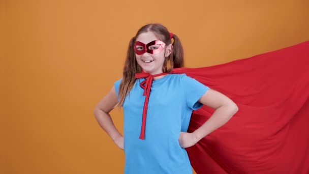 Cinemagraph holčička v kostýmu superhrdiny - Záběry, video