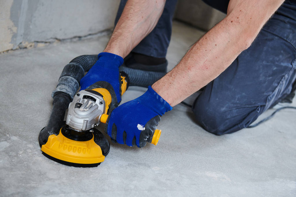 concrete floor surface grinding by angle grinder machine - Foto, Imagem