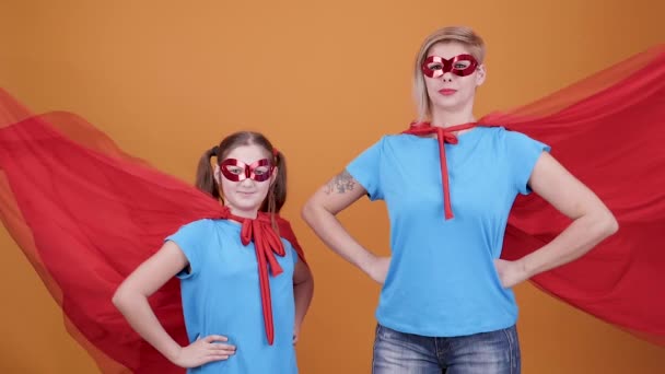 Cinemagraph - klein meisje en haar moeder verkleed als superhelden - Video