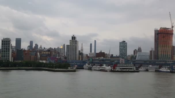 Costa de Nueva York en un día sombrío - vista panorámica desde el agua
 - Metraje, vídeo