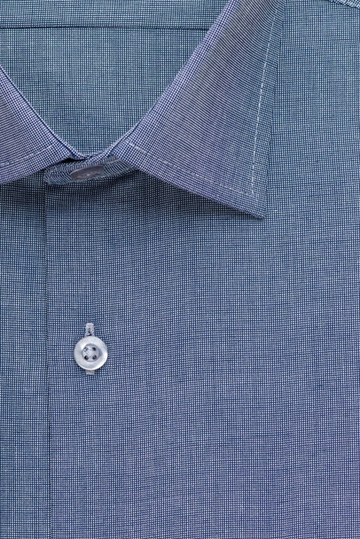 синя сорочка, детальний крупним планом комір і кнопка, вид зверху
 - Фото, зображення