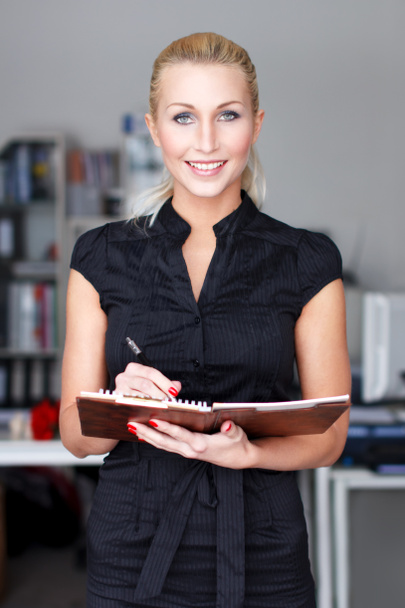 Businesswoman with checklist - Φωτογραφία, εικόνα