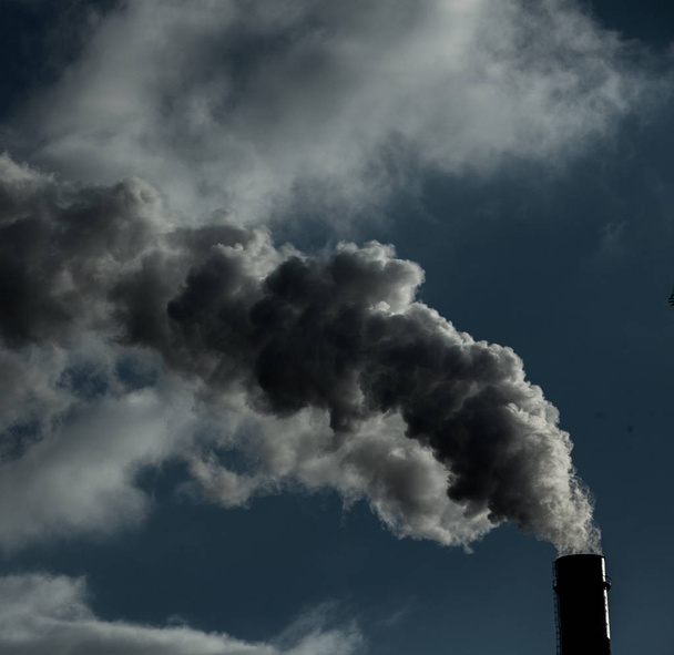 Légszennyezés. Károsanyag-kibocsátás. Rossz ökológia. A gyári pipedirty füst az égen, ökológia problémákat füst - Fotó, kép