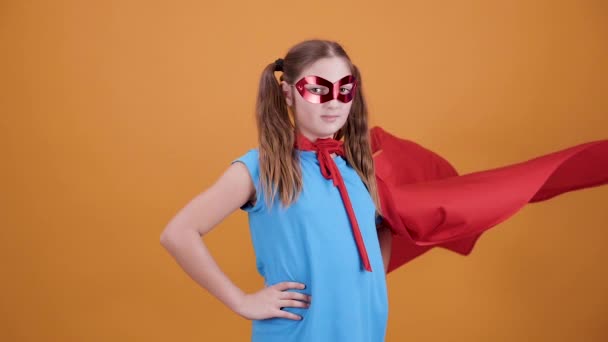 ein selbstbewusstes Mädchen in einem vom Wind verwehten Superheldenmantel - Filmmaterial, Video