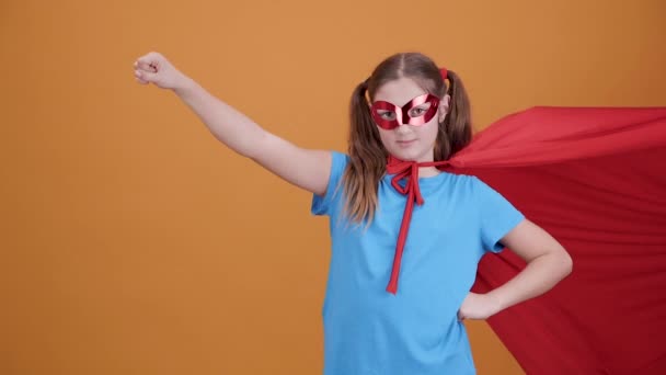 junge Superheldin reckt die Faust in den Himmel - Filmmaterial, Video