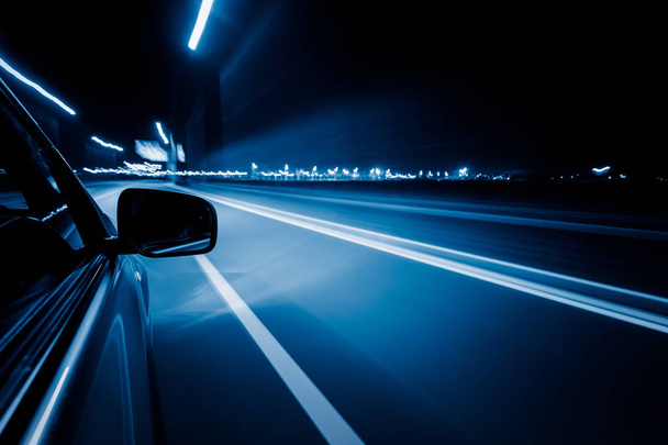 Näkymä suuren nopeuden auton sivulta yöllä, Motion Blur, Kiina
. - Valokuva, kuva