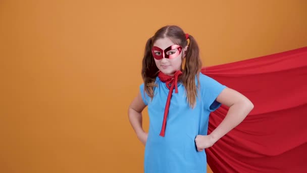 Bir süper kahraman gökyüzüne uçmaya hazır olarak genç kız - Video, Çekim