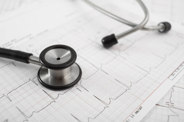 Estetoscopio en concepto de cardiograma para el cuidado del corazón en el escritorio
. - Foto, imagen