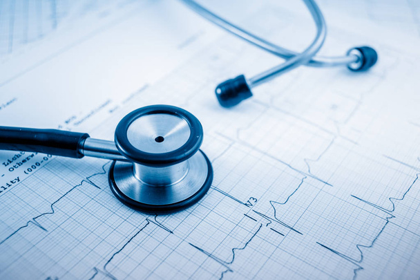 Стетоскоп о концепции кардиограммы по уходу за сердцем на рабочем столе.
. - Фото, изображение