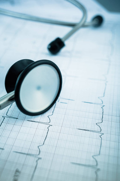 Estetoscópio no conceito de cardiograma para cuidados cardíacos na mesa
. - Foto, Imagem