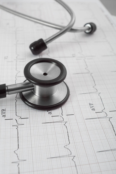 Estetoscopio en concepto de cardiograma para el cuidado del corazón en el escritorio
. - Foto, imagen