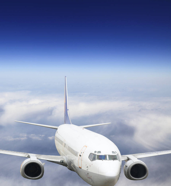 a repülőgép a kék ég háttér - Fotó, kép