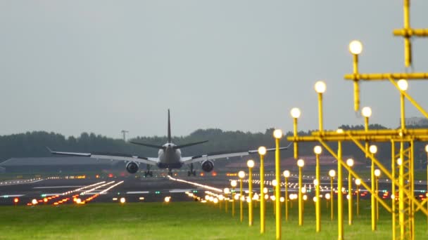 Samolot lądujący w runway 18r - Materiał filmowy, wideo