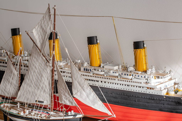 Nahaufnahme zweier handgefertigter Schiffsmodelle isoliert titanic und dana. Hobby-Konzept. schöner Hintergrund. - Foto, Bild