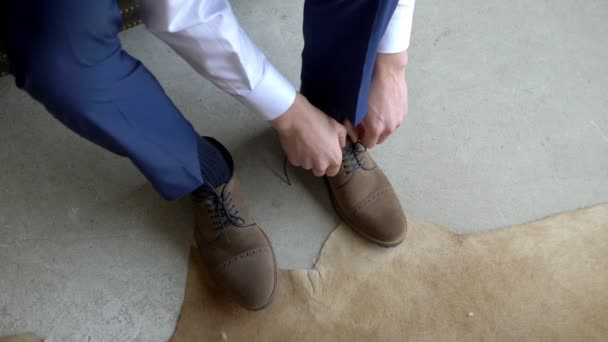 Mann bindet Schnürsenkel an Schuhe - Filmmaterial, Video