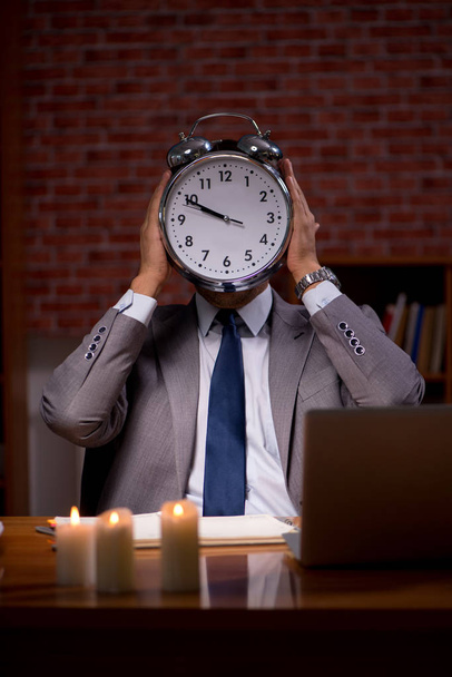 Üzletember dolgozó késő gyertyafényes iroda - Fotó, kép