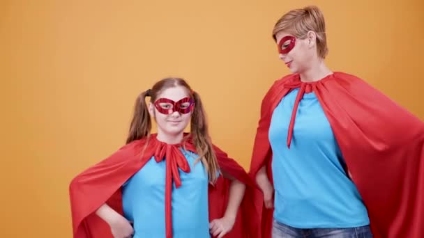 Madre e hija vestidas de superhéroes
 - Metraje, vídeo