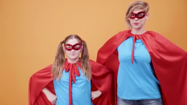 Mladá dívka a žena oblečená v superhrdina kostýmy - Záběry, video