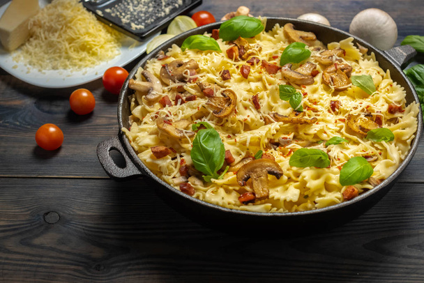 casserole with mushrooms, sausage and cheese - Foto, Bild