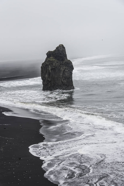 Skalní útvary na pláži Kirkjufjara na Islandu - portrét - Fotografie, Obrázek