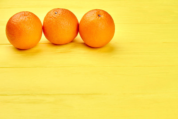 Τρία υγιή πορτοκαλί φρούτα. - Φωτογραφία, εικόνα