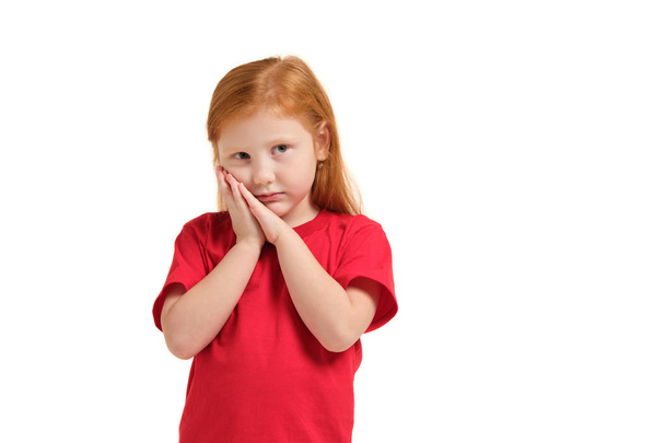 Muotokuva söpö punapää emotionaalinen pieni tyttö eristetty valkoinen
 - Valokuva, kuva