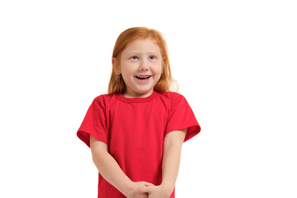 Portrait de mignonne rousse émotionnelle souriante très heureuse petite fille isolée sur un blanc
 - Photo, image