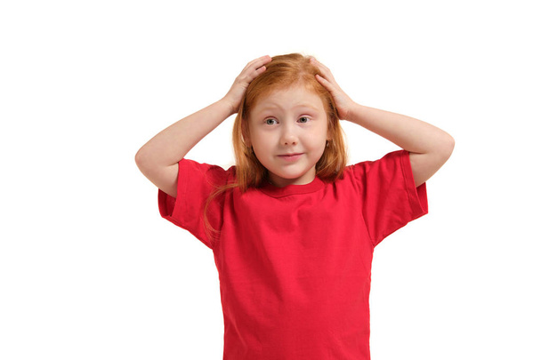 Πορτρέτο του χαριτωμένο κοκκινομάλλα συναισθηματική κοριτσάκι απομονωθεί σε λευκό - Φωτογραφία, εικόνα