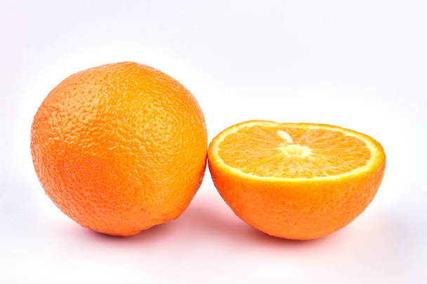 Ganze und halbe Orange. - Foto, Bild