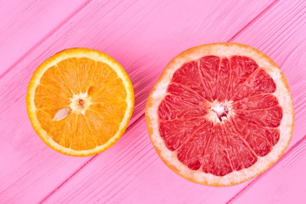 Félig érett grapefruit és a narancs. - Fotó, kép