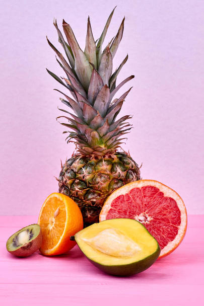Composición de frutas tropicales sobre fondo de color
. - Foto, Imagen
