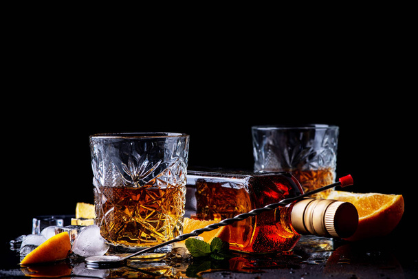 Whisky, toma de estudio. Tema de Bebidas alcohólicas fuertes
 - Foto, imagen