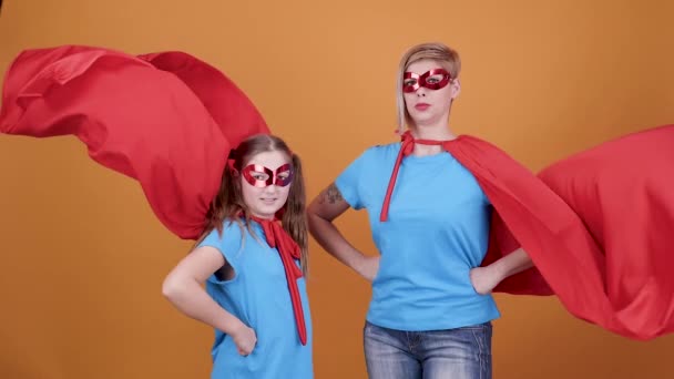 Vtipný moment, zatímco máma a dcera hrát superhrdinové - Záběry, video