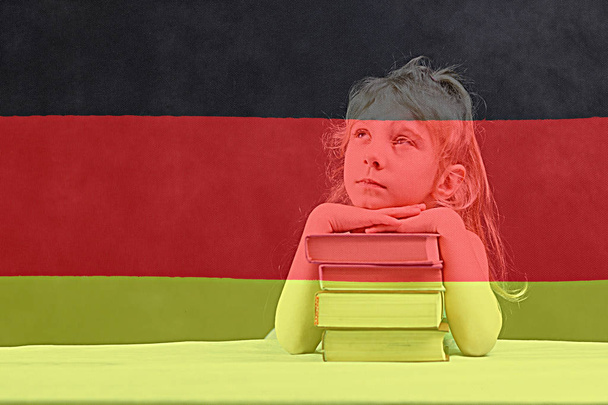 ドイツの国旗。ブロンドの女の子は、ドイツ語を学ぶしたいです。二重露光. - 写真・画像