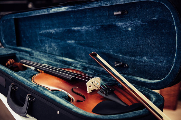 Βιολί επί της υποθέσεως. Μπλε βελούδο βιολί υπόθεση στο κατάστημα μουσικής - Φωτογραφία, εικόνα