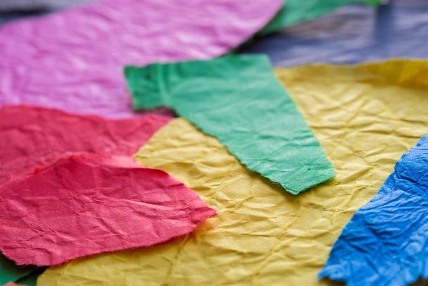 morceaux de papier multicolores rainurés macro focus sélectif
 - Photo, image